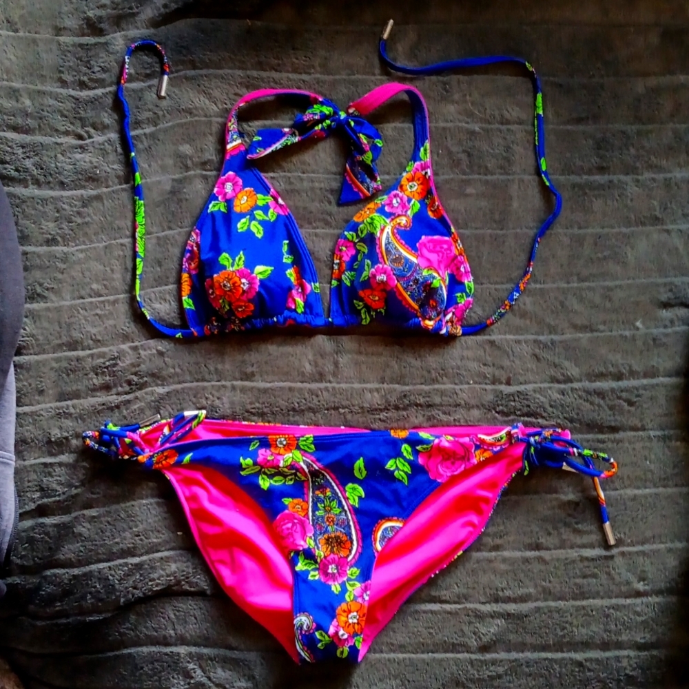 Billabong bikini Size small Burgundy-Blue flower design